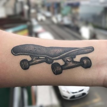 Realistisches Skateboard-Tattoo mit Details