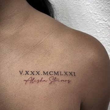 Elegantes römisches Zahlen-Tattoo auf dem Schlüsselbein