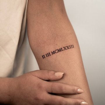 Tattoo mit Geburtsdatum in römischen Ziffern