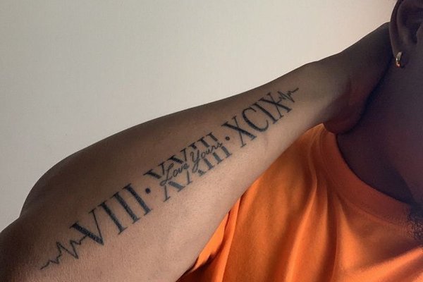 Tattoo mit römischen Zahlen am Unterarm