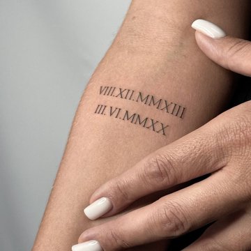 Tattoo mit römischen Zahlen am Unterarm
