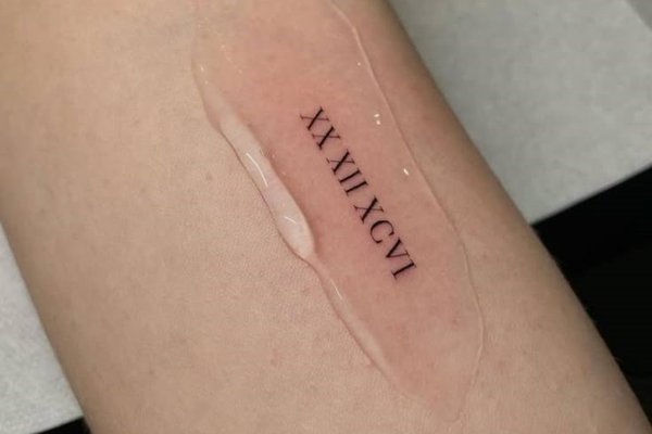 Tattoo mit Geburtsdatum in römischen Ziffern