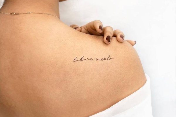Tattoo mit Spruch in eleganter Schrift