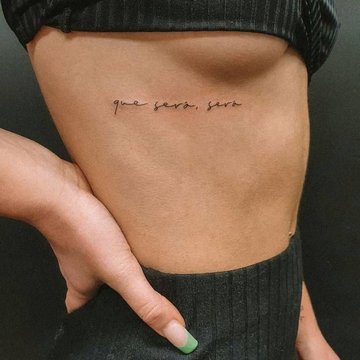 Tattoo mit Spruch auf den Rippen