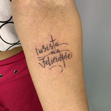 Tattoo mit kurzem Spruch am Unterarm