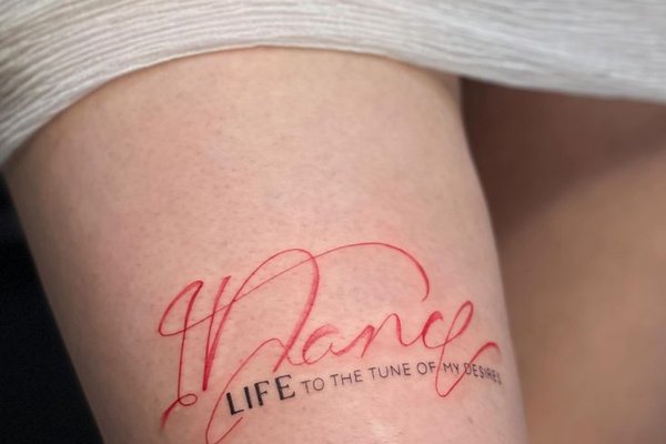 Tattoo mit Spruch in kalligrafischer Schrift