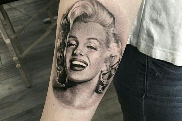 Porträttattoo mit Muttermal und Wellenfrisur
