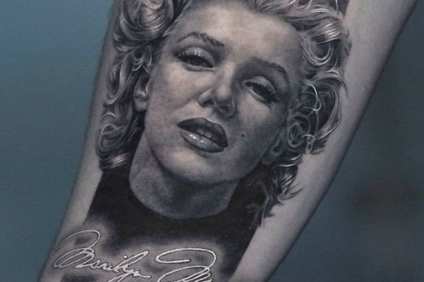 Tattoo mit Monroe-Zitat über Selbstliebe