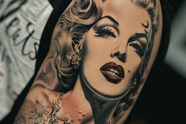 Großflächiges Tattoo mit Marilyn-Porträt