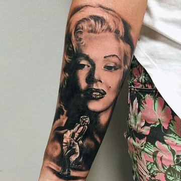 Realistisches Marilyn-Monroe-Tattoo auf dem Unterarm