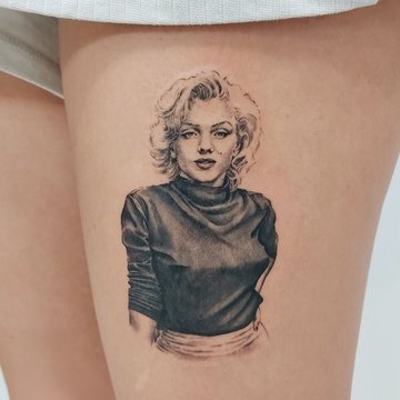 Schattiertes Tattoo am Oberschenkel