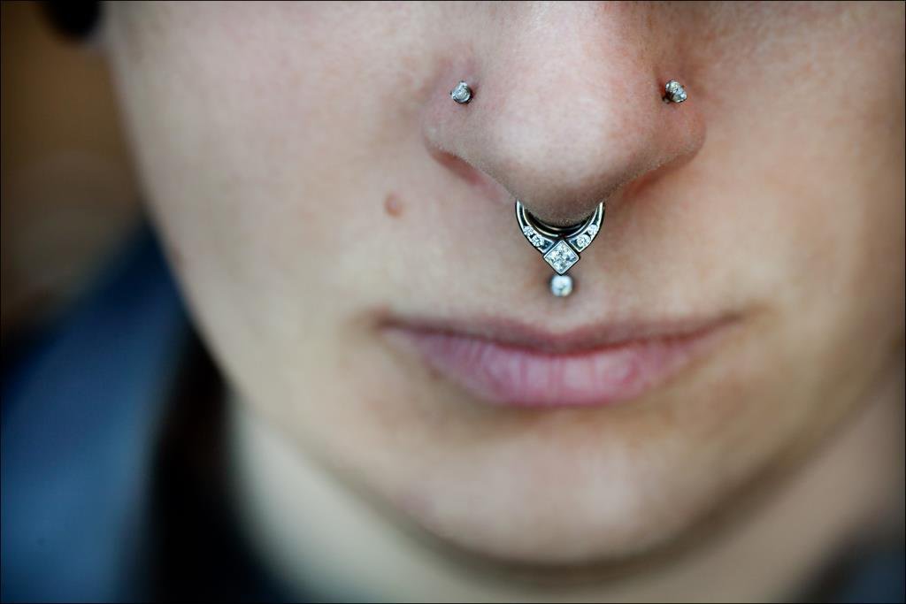 27+ Fotos von Nasen piercings Namen & Wie Schmerzhaft & Pflege & Arten von Schmuckstücken