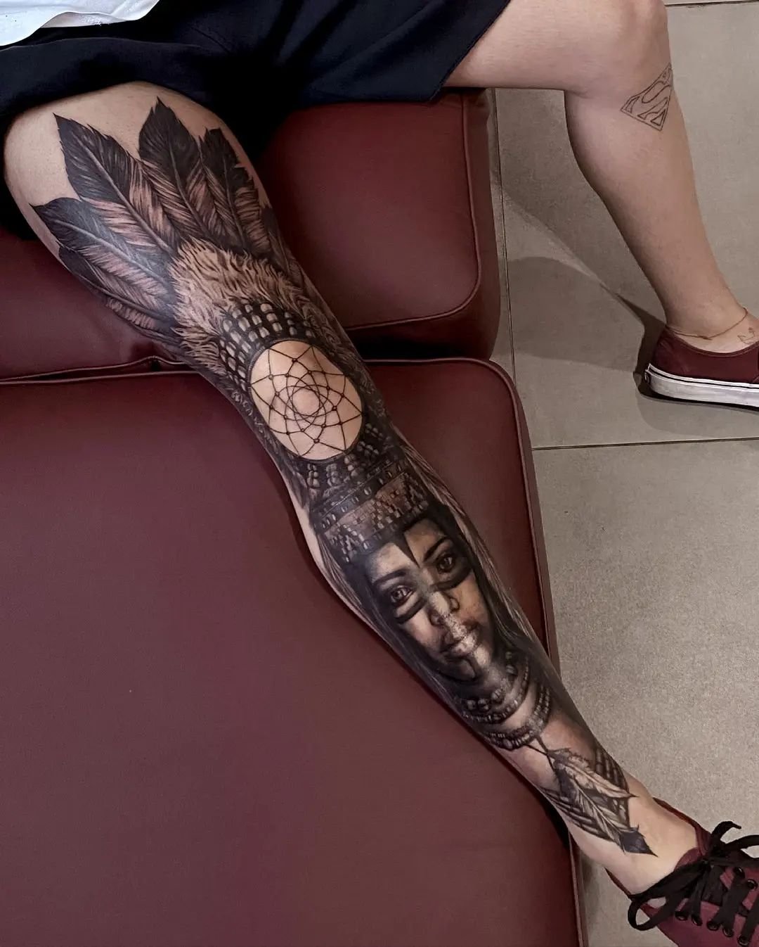 Bein-Tattoos für Männer: 20+ coole Designs - VeAn Germany