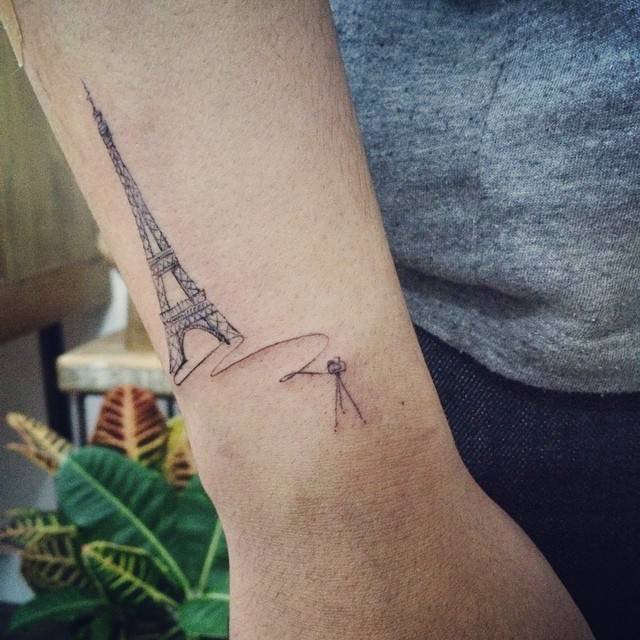 25+ Beste Eiffelturm TattooDesigns für Männer und Frauen Bedeutung