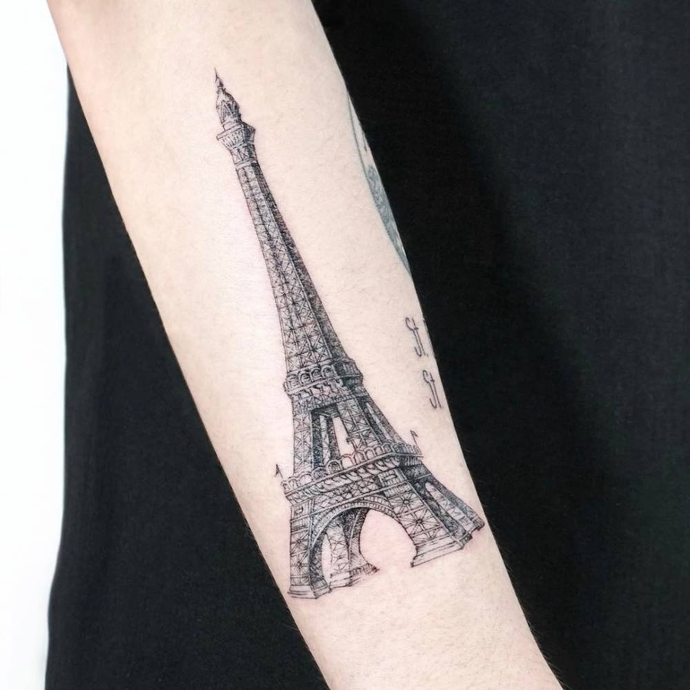 25+ Beste Eiffelturm TattooDesigns für Männer und Frauen Bedeutung