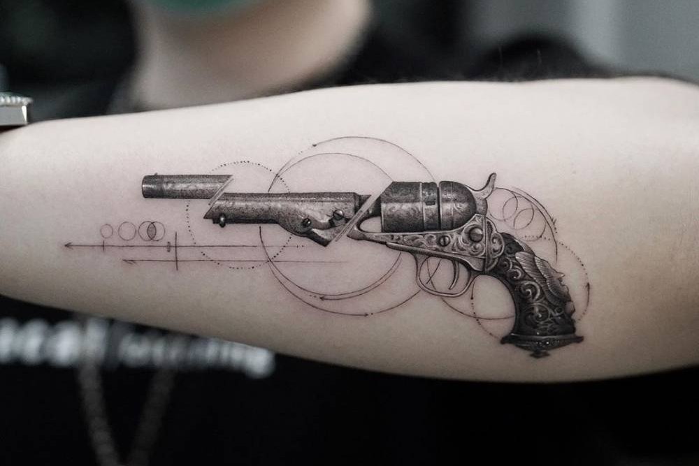 Colt Revolver Tattoo Zeichnung