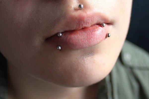 Piercing Symmetrie