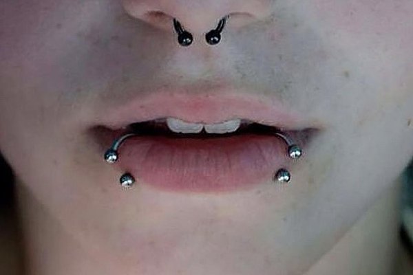 Piercing Symmetrie