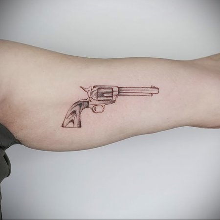 Colt Revolver Tattoo Zeichnung