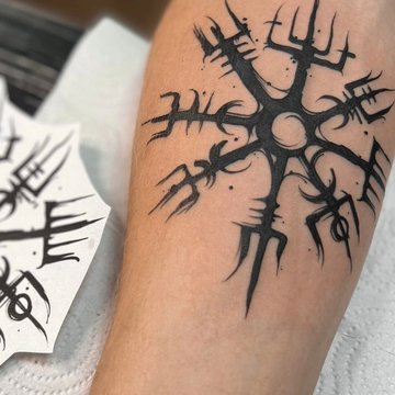 Runen Tattoo mit Bedeutung für Stärke