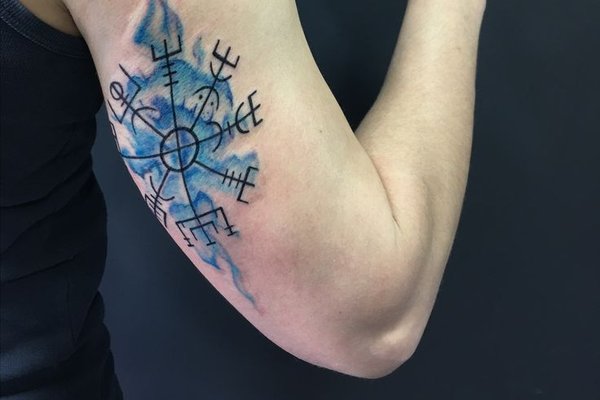 Schwarzes Runen Tattoo mit spiritueller Bedeutung