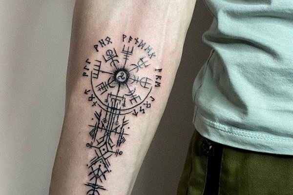 Runen Tattoo in realistischer Gravur-Optik