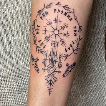 Feines Runen Tattoo auf dem Handgelenk