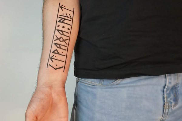 Runen Tattoo auf dem Unterarm