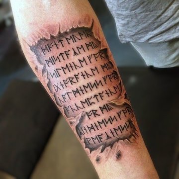 Runen Tattoo auf dem Unterarm