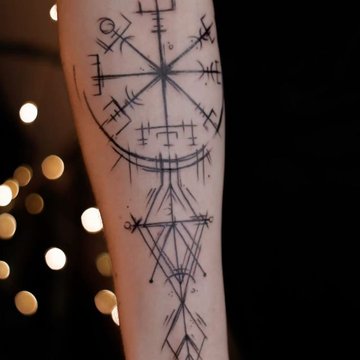 Runen Tattoo mit Bedeutung für Stärke