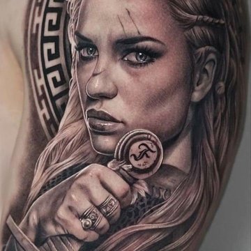 Schildmaid-Tattoo auf dem Arm mit Wikingerschwert