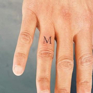 M als kleiner Finger-Tattoo mit Bedeutung