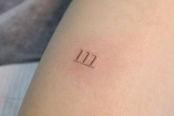 Schlichtes M-Tattoo