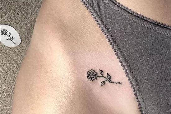 Tattoo mit intim Nipple Piercing