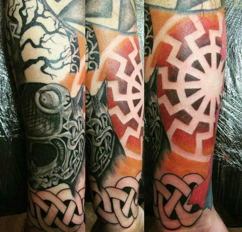 27+ schöne Kolovrat Tattoos für Männer und Frauen Bedeutung & Vorlagen