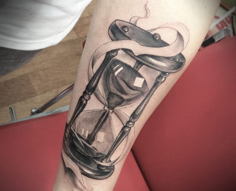 25+ Beste Sanduhr TattooDesigns für Männer und Frauen Bedeutung
