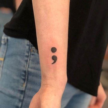 Tattoo mit Semikolon als Zeichen der Freiheit