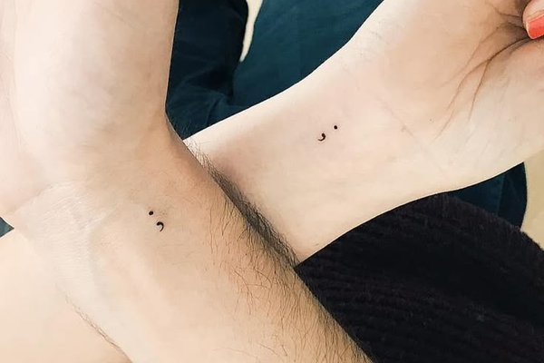 Semikolon Tattoo als Hoffnungssymbol