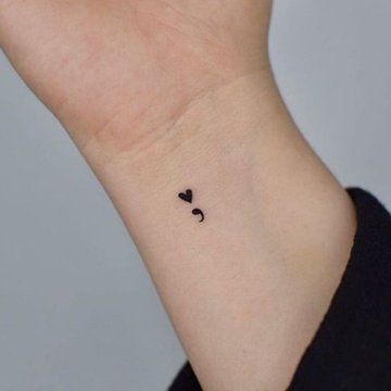 Semikolon Tattoo auf dem Handgelenk