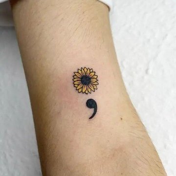 Semikolon Tattoo mit Blumenmuster