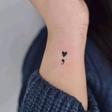 Semikolon Tattoo auf dem Handgelenk