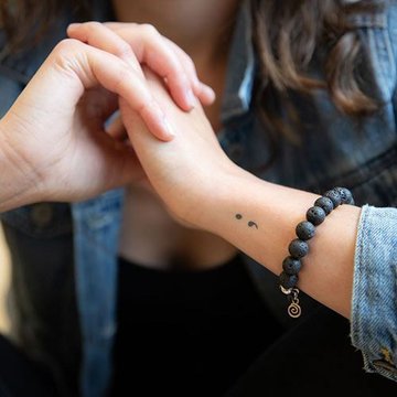 Feines Semikolon Tattoo mit Bedeutung