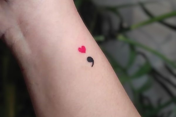 Buntes Semikolon Tattoo