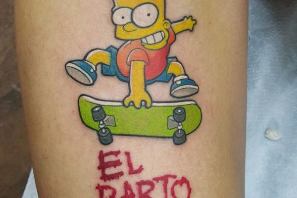 Farbige Tattoo-Version von Bart auf dem Skateboard