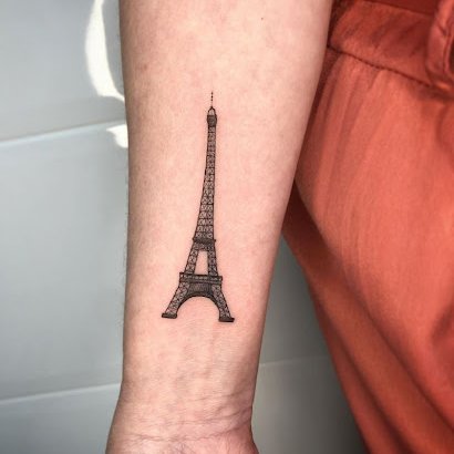 25+ Beste Eiffelturm TattooDesigns für Männer und Frauen Bedeutung