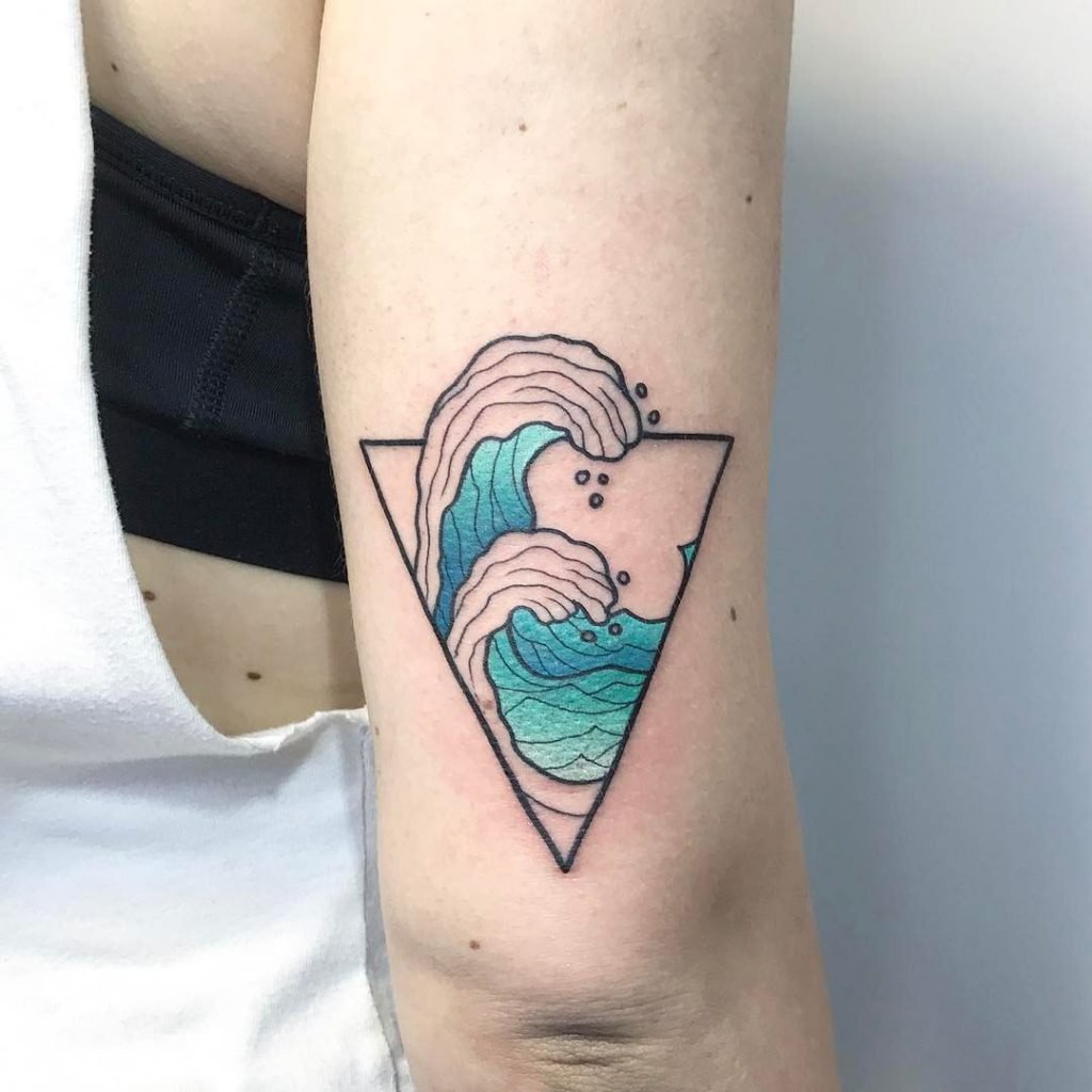 25+ Beste Wellen TattooDesigns für Männer und Frauen Bedeutung