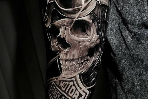 Harley-Davidson Tattoo mit Totenkopf und Pistons
