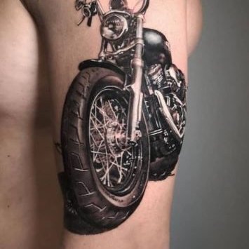 Realistisches Harley-Davidson Tattoo auf dem Oberarm