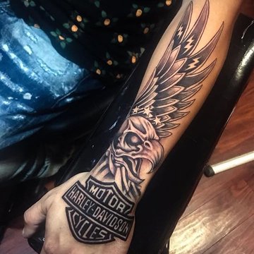Harley-Davidson Tattoo mit Flügeln und Motorblock