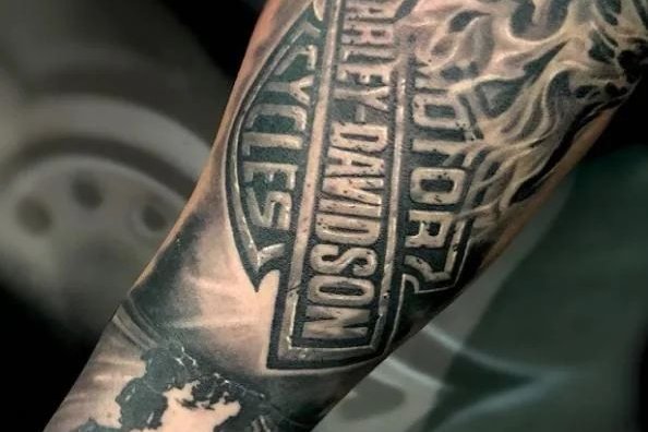 Tattoo mit Biker-Silhouette auf der Straße